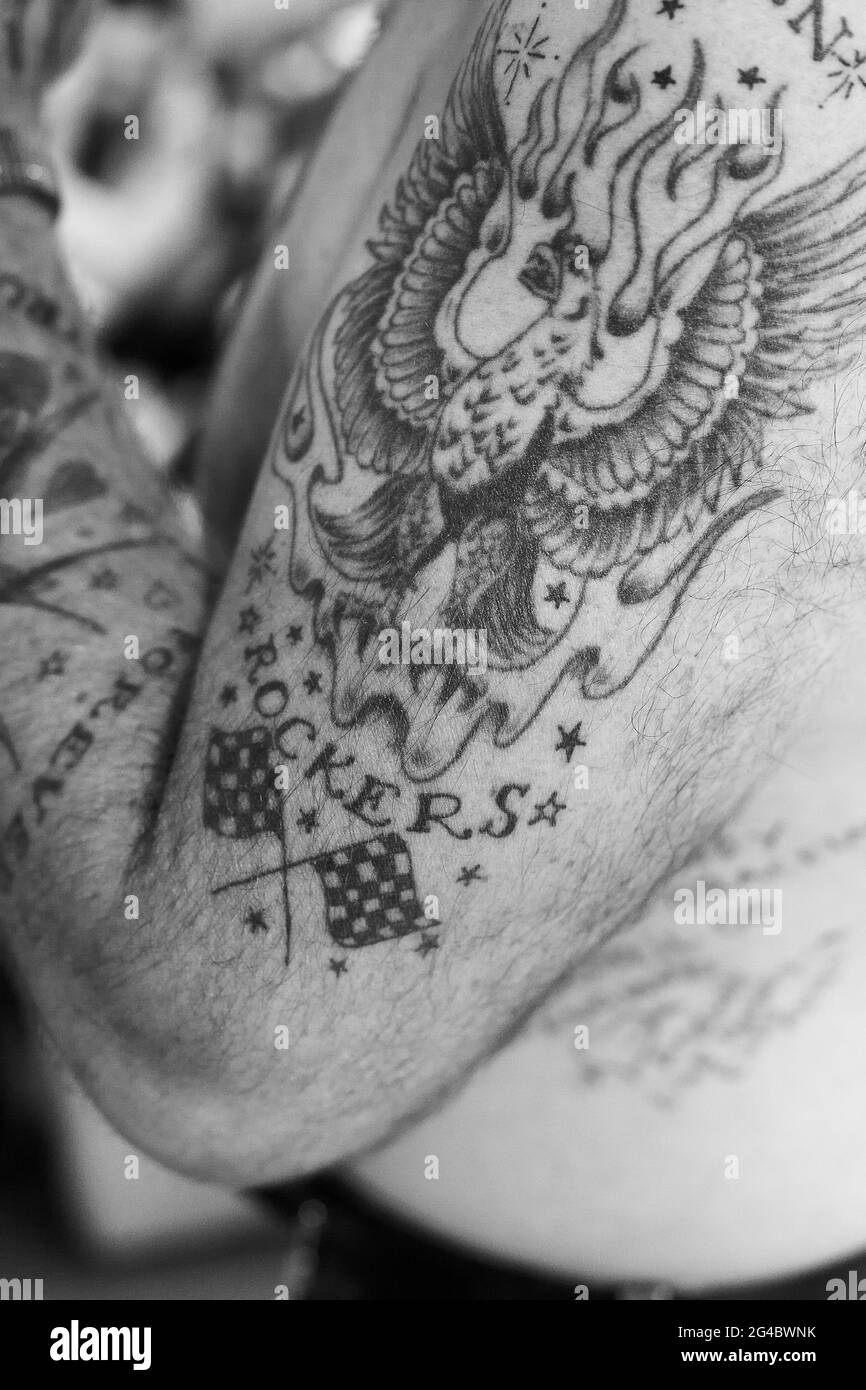 GROSSBRITANNIEN / England /Norfolk /Rockers Tattoo am Arm eines Besuchers des Rock’n’Roll Wochenenders in Hemsby, Suffolk, Großbritannien. Stockfoto