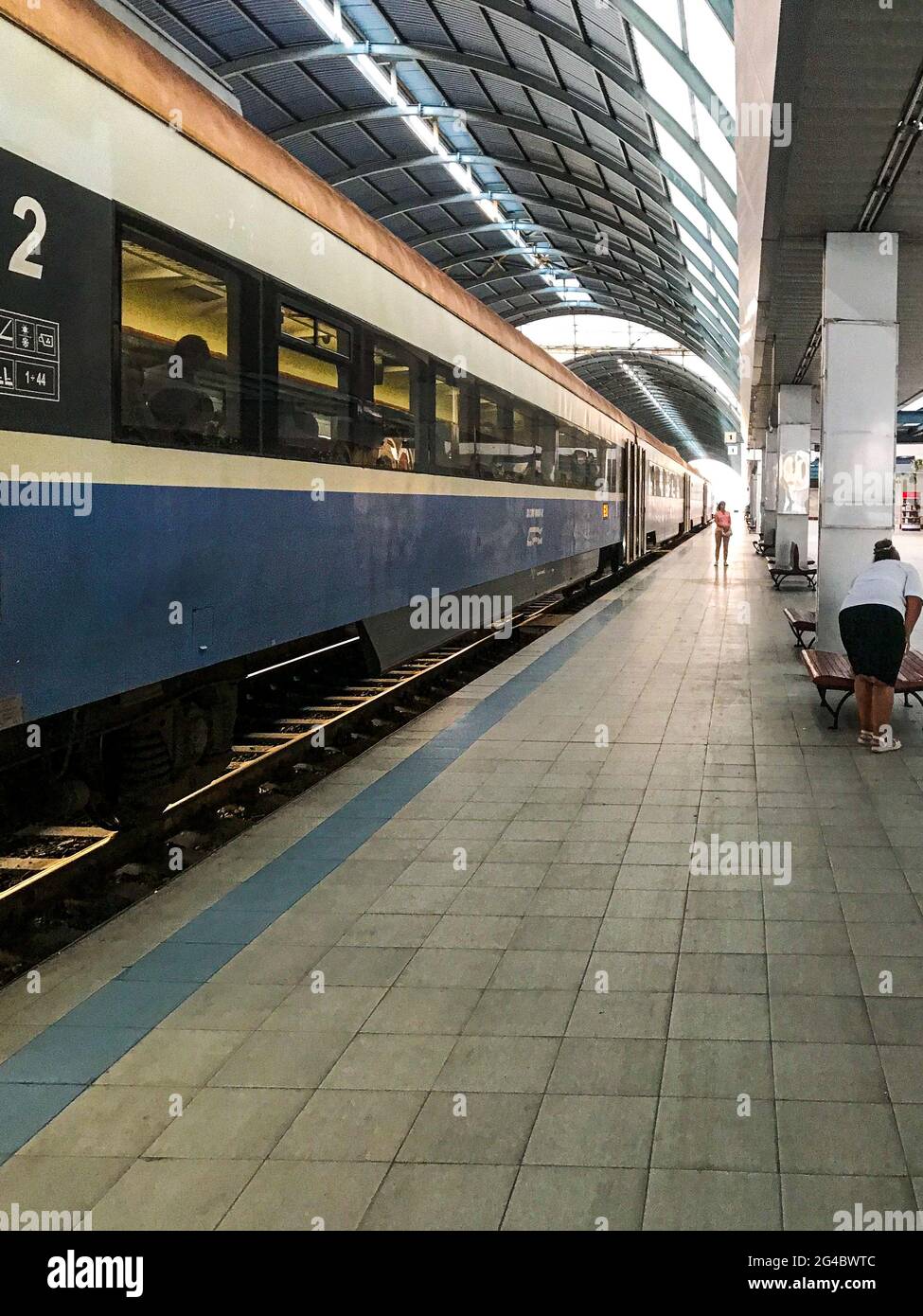 Perron Chisinau. Bahnhof. Zug am Bahnhof Stockfoto