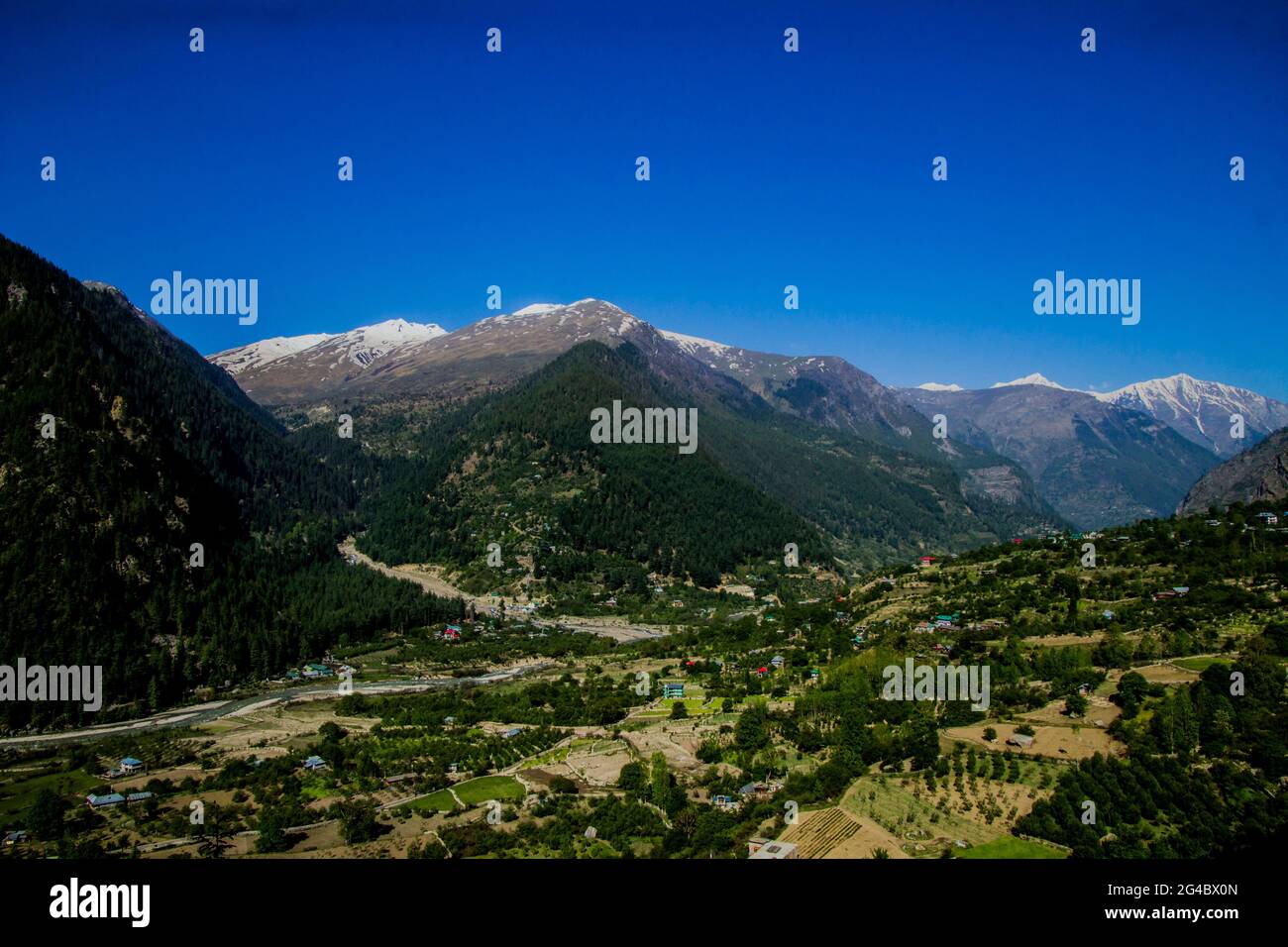 Ein verschwommener Sonnenuntergang im Sangla-Tal Stockfoto