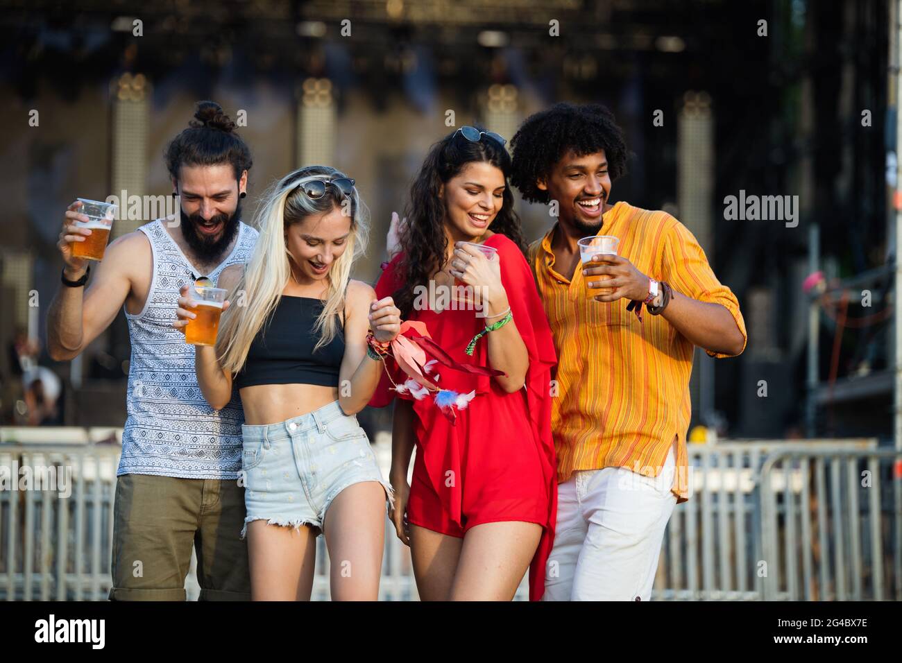 Fröhliche junge Gruppe von Freunden, die im Sommer Festivals besuchen Stockfoto