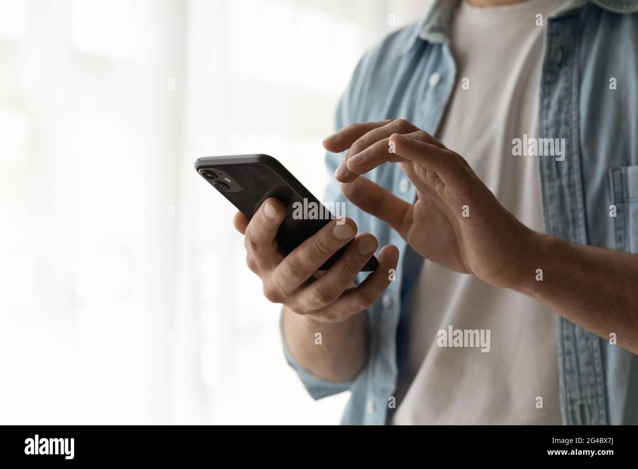 Nahaufnahme eines jungen Mannes mit Handy-Anwendungen. Stockfoto