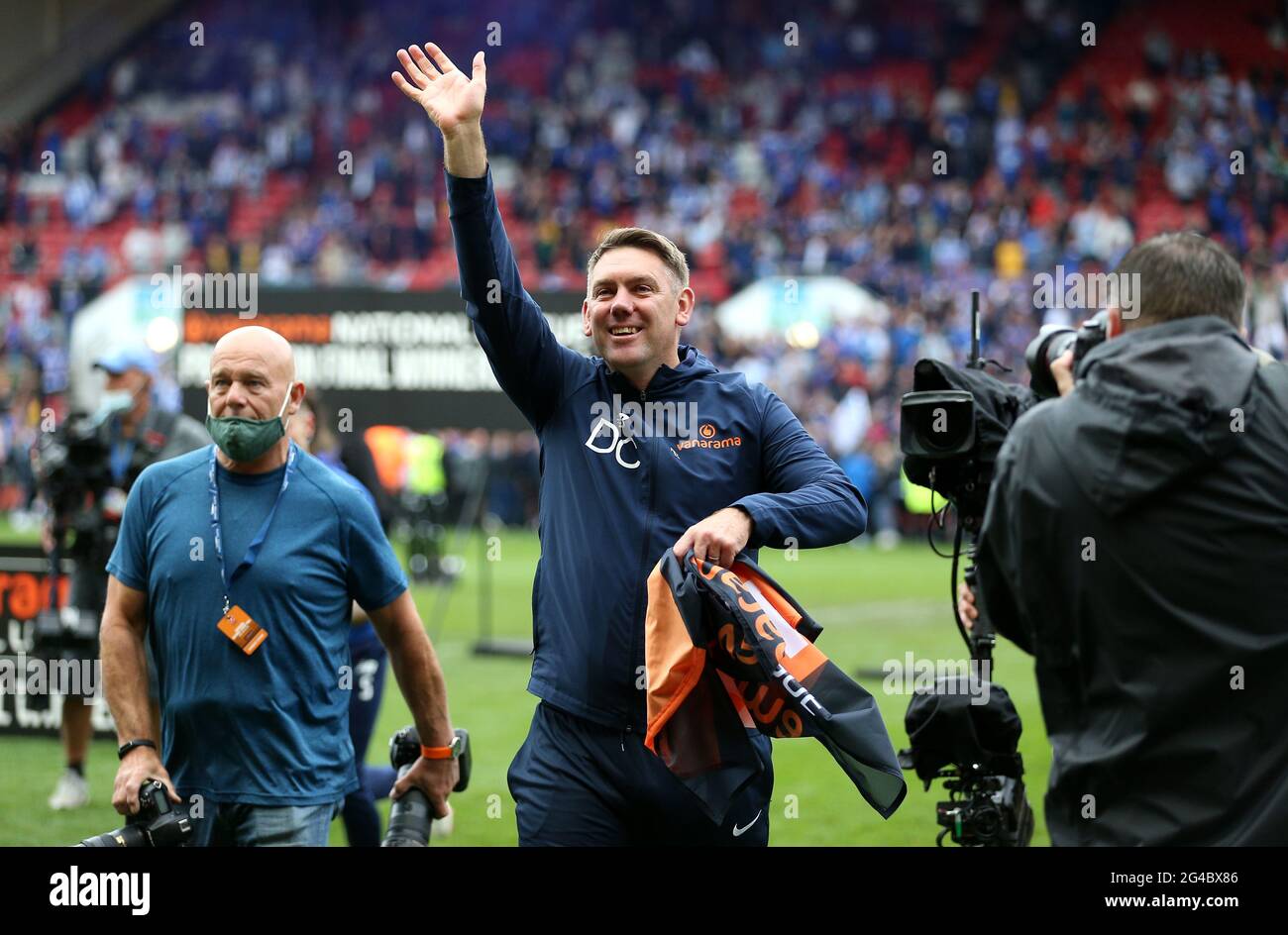 Dave Challinor, Manager von Hartlepool United, feiert den Sieg im Schießerei und der Beförderung nach dem Playoff-Finale der Vanarama National League in Ashton Gate, Bristol. Stockfoto