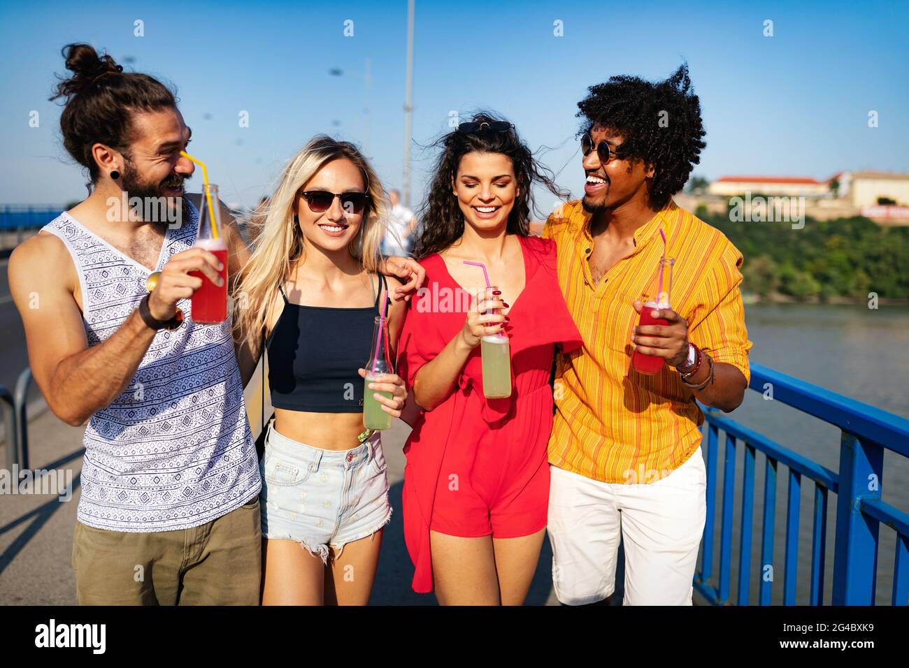 Fröhliche junge Gruppe von Freunden, die im Sommer Festivals besuchen Stockfoto