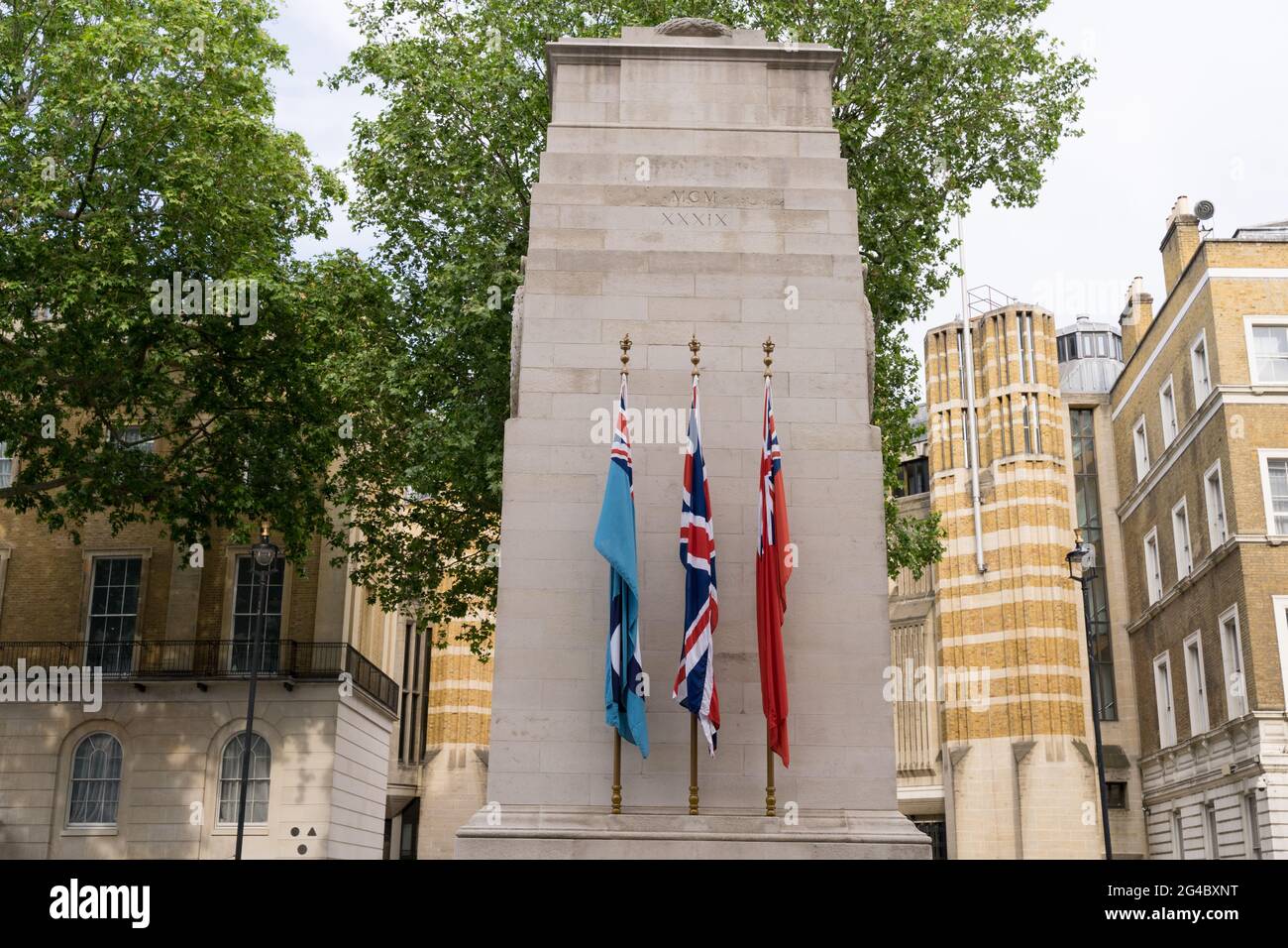 The Cenotaph, Statue of Glorious Dead with Three Flags, Whitehall, London Stockfoto