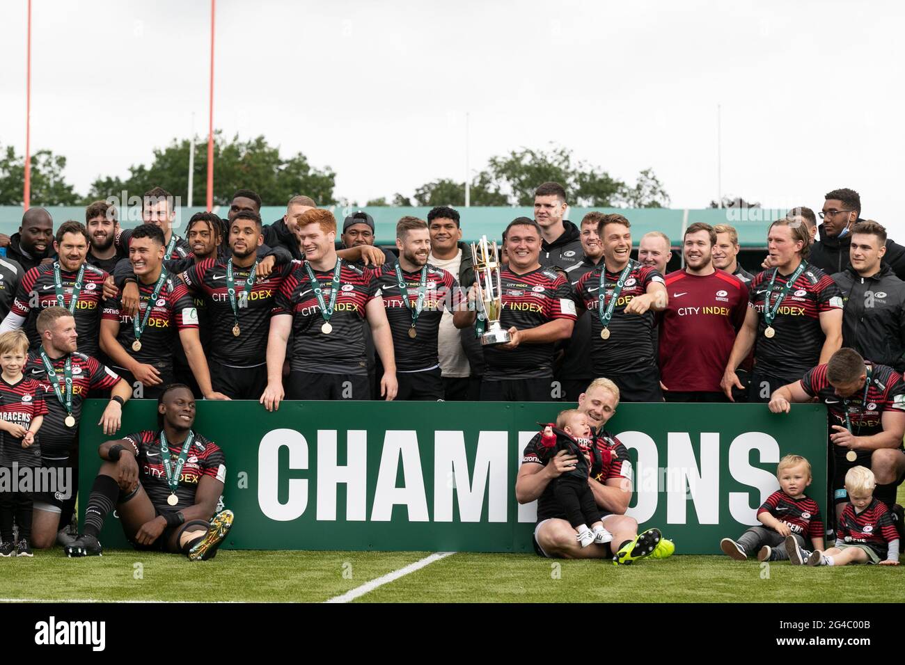 LONDON, GROSSBRITANNIEN. 20. JUNI: Jamie George aus Saracens mit der Trophäe während der Meisterschaftsfeier nach dem Greene King IPA Championship-Spiel zwischen Saracens und Ealing Trailfinders im StoneX Stadium, London am Sonntag, den 20. Juni 2021. (Kredit: Juan Gasparini, MI News) Kredit: MI Nachrichten & Sport /Alamy Live Nachrichten Stockfoto