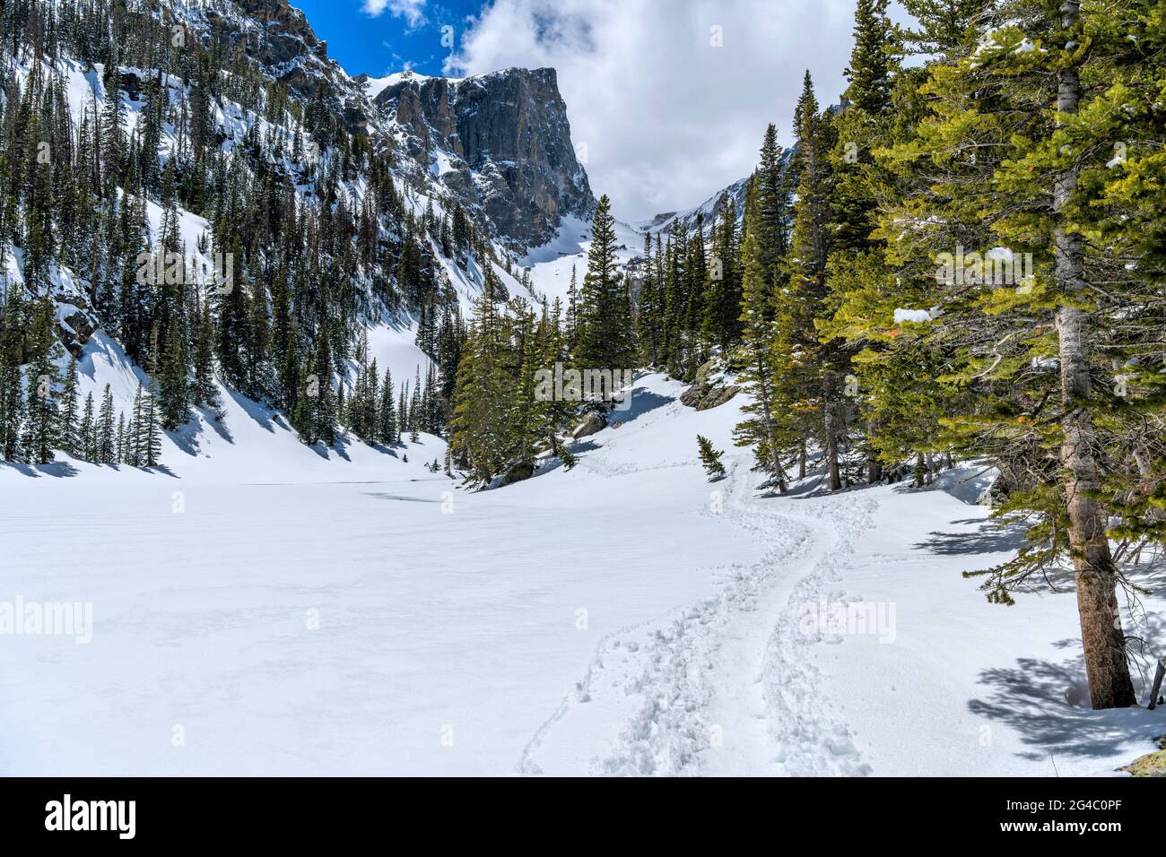 Snow Trail - EIN Schneewanderweg, der sich entlang des Froze Dream Lake zum hoch aufragenden Hallett Peak schlängelt. Rocky Mountain National Park, Colorado, USA. Stockfoto