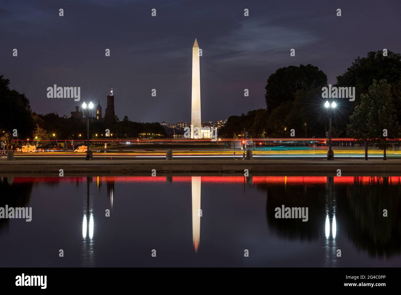 Washington Monument – NACHTSICHT auf das Washington Monument, das sich im Capitol Reflecting Pool widerspiegelt. Washington, D.C., USA. Stockfoto