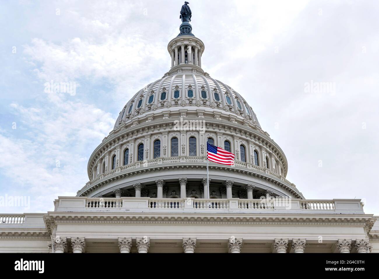 Der Dome - EINE Nahaufnahme aus dem niedrigen Winkel einer US-Nationalflagge, die vor der Kuppel des Capitol Building fliegt. Washington, D.C., USA. Stockfoto