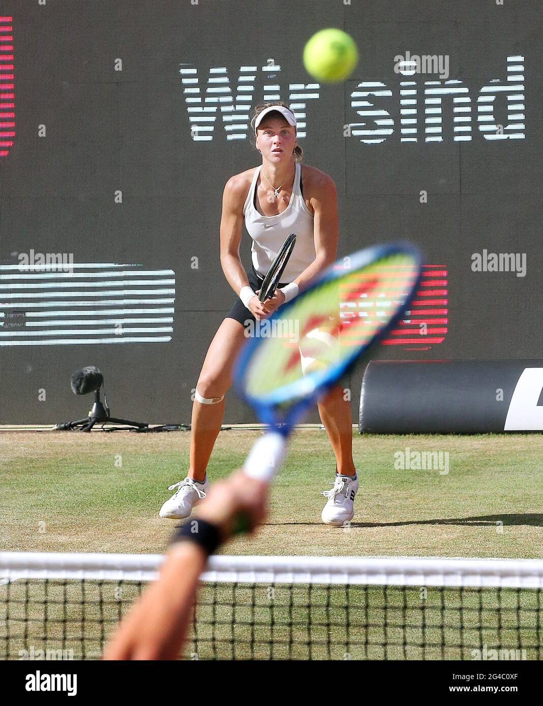 Berlin, Deutschland. Juni 2021. Tennis: WTA Tour, Einzel, Finale Samsonova (Russland) - Bencic (Schweiz) im Steffi Graf Stadion. Ludmilla Samsonova beobachtet den Dienst ihrer Gegnerin. Quelle: Wolfgang Kumm/dpa/Alamy Live News Stockfoto