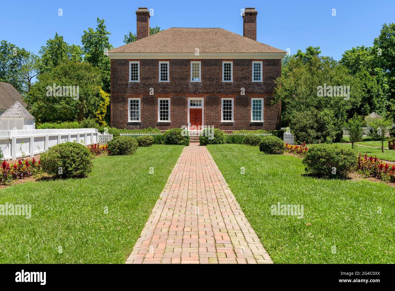 Wythe House - EINE sonnige Tagesansicht des historischen George Wythe House aus dem 18. Jahrhundert, von seinem Garten aus gesehen, in Williamsburg, Virginia, USA. Stockfoto