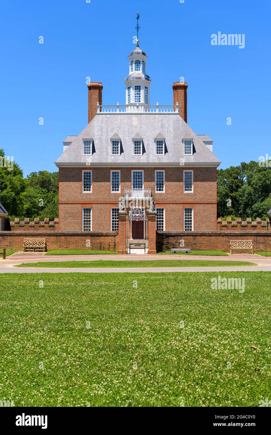 Governor's Palace - EINE vertikale Ansicht der Vorderfassade des Governor's Palace, der Heimat der Royal Governors von Virginia. Williamsburg, VA, USA. Stockfoto