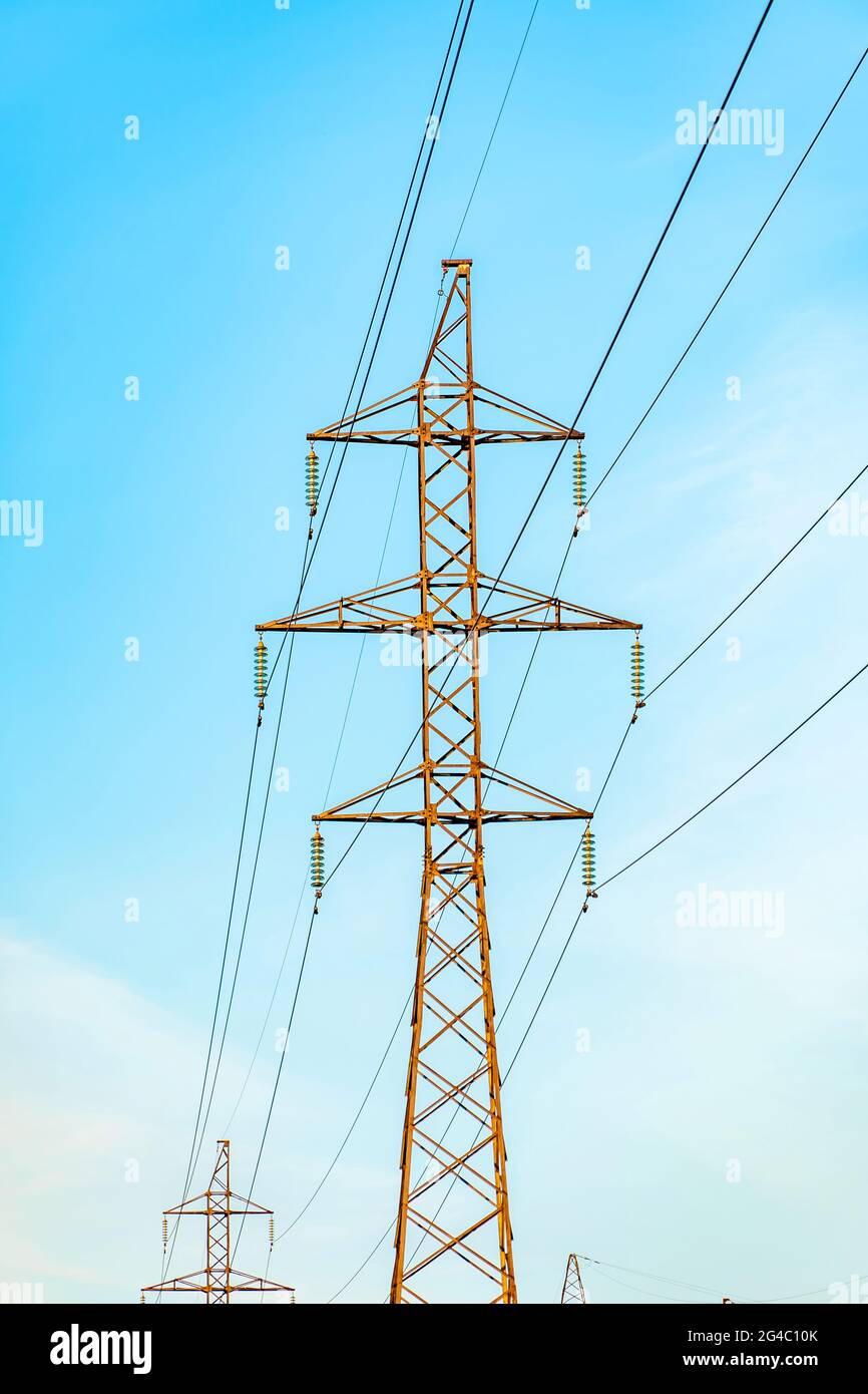 Produktion von Kraftstoff und Strom.Elektrische Netze mit Drähten und Transformatoren bei Sonnenuntergang.Stromübertragungsleitungen und aus dem Kraftwerk.Leistung l Stockfoto