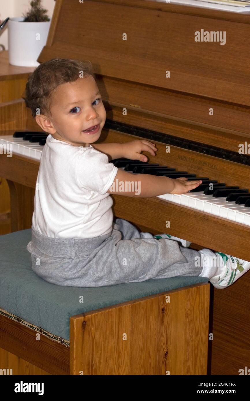 Kleinkind Junge spielt Klavier Stockfoto