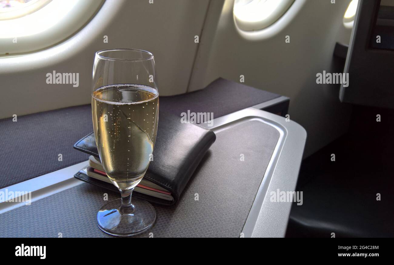 Begrüßungsgetränk und Reisedokument zur Kabine der Business-Klasse, Begrüßungsgetränk beim Einsteigen der Passagiere. Stockfoto