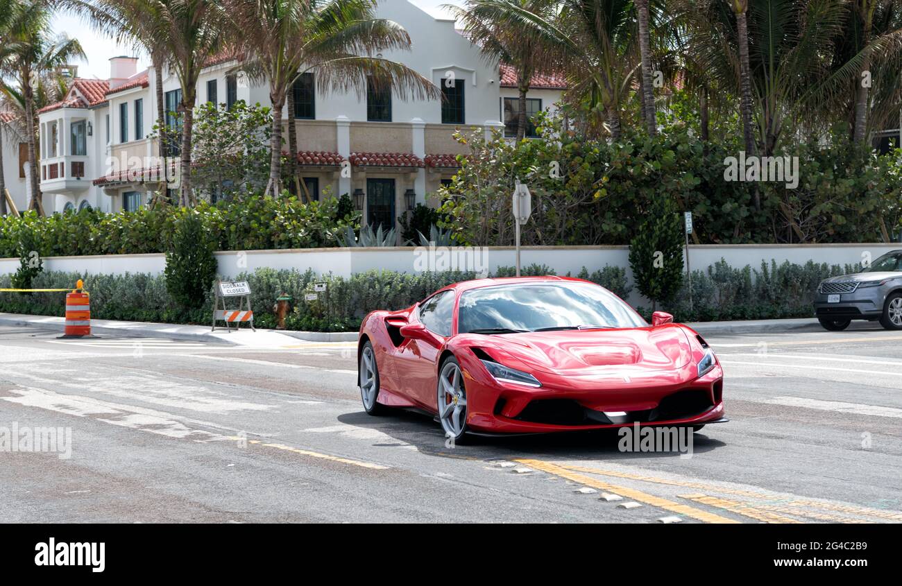 Palm Beach, Florida USA - 21. März 2021: Red Ferrari SF90 Stradale Luxusauto auf der Straße Stockfoto