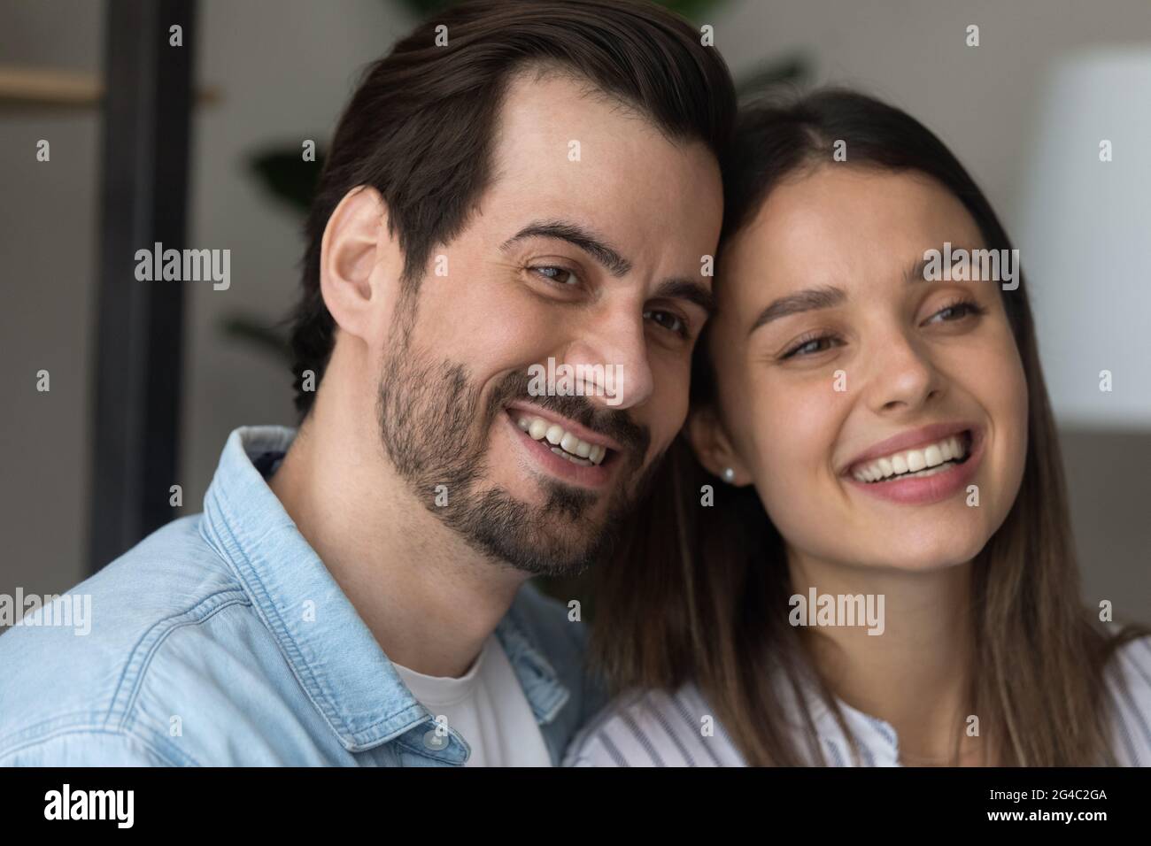 Schönes junges glückliches Familienpaar, das in der Ferne sucht. Stockfoto