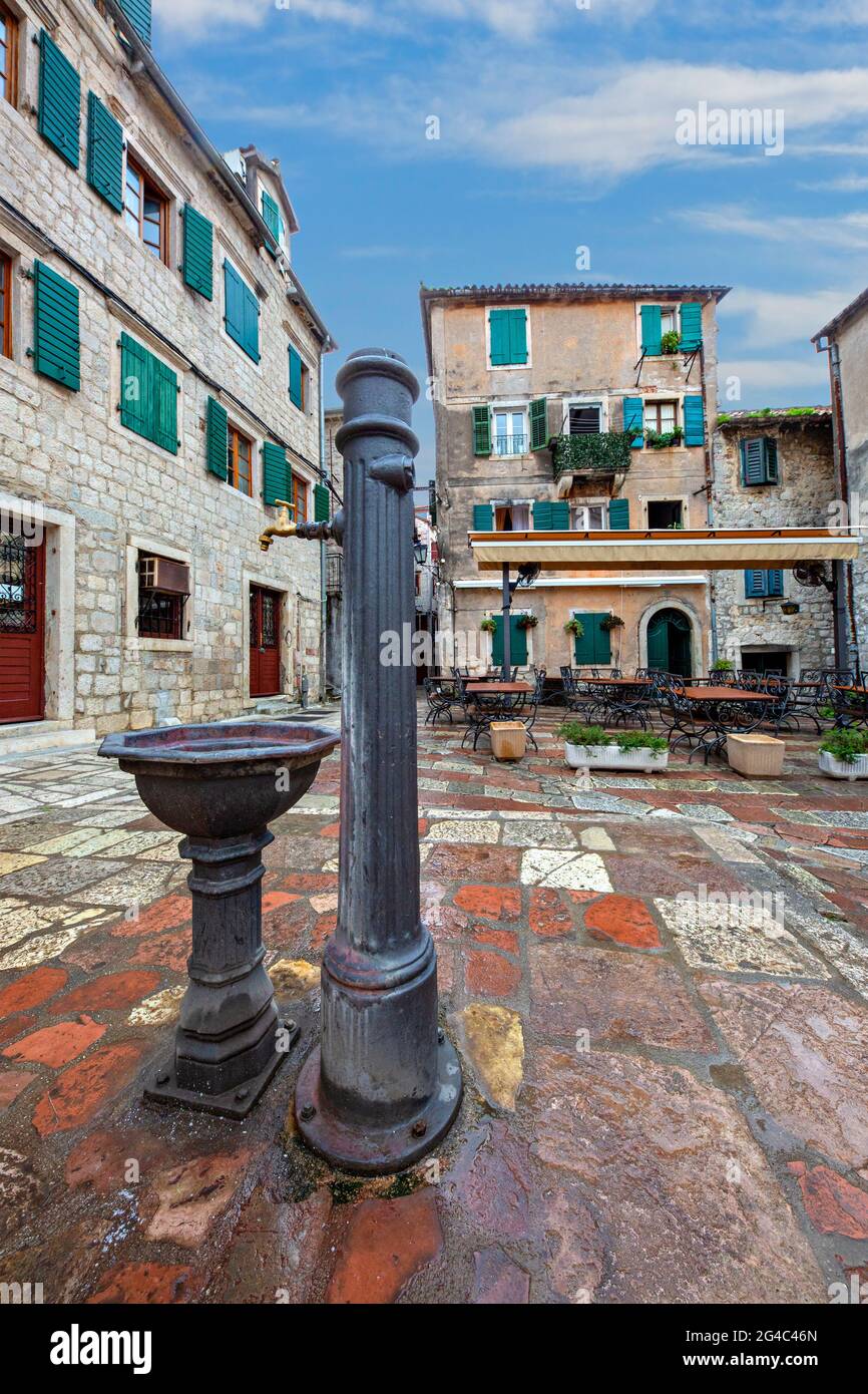Straßenbrunnen in der Altstadt von Kotor, Montenegro Stockfoto