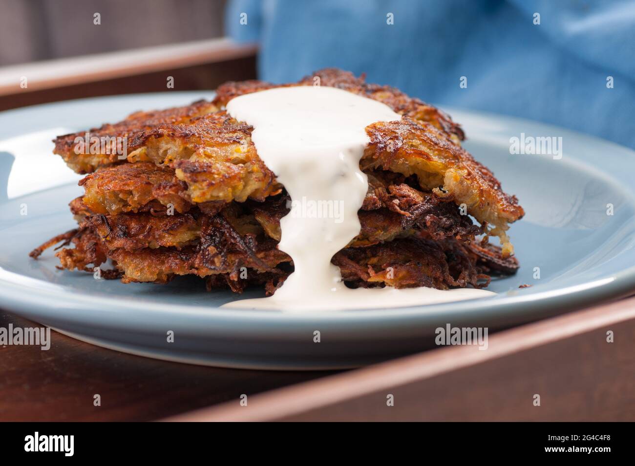 Eine Nahaufnahme von Gemüselatkes oder Pfannkuchen mit Sauerrahm-Joghurt Stockfoto