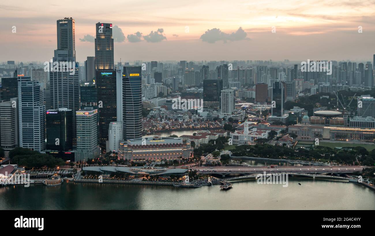 Blick auf die Innenstadt von Singapur und die Marina Bay zur elektrischen Stunde, wenn die Sonne untergeht Stockfoto