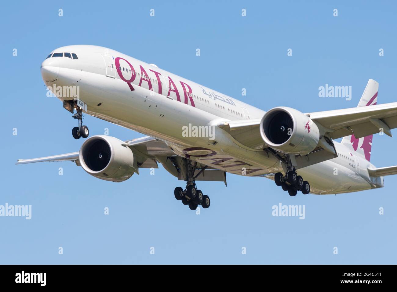 Qatar Airways Boeing 777 Airliner-Düsenflugzeug A7-BEG kommt ins Finale und landet am Flughafen London Heathrow, Großbritannien. Fluggesellschaft von Katar auf dem Weg zur Landung Stockfoto