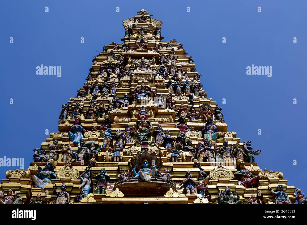 Dekoration über dem Turm des Hindu-Tempels Sri Muthumariamman Kovil in Matale, Sri Lanka Stockfoto