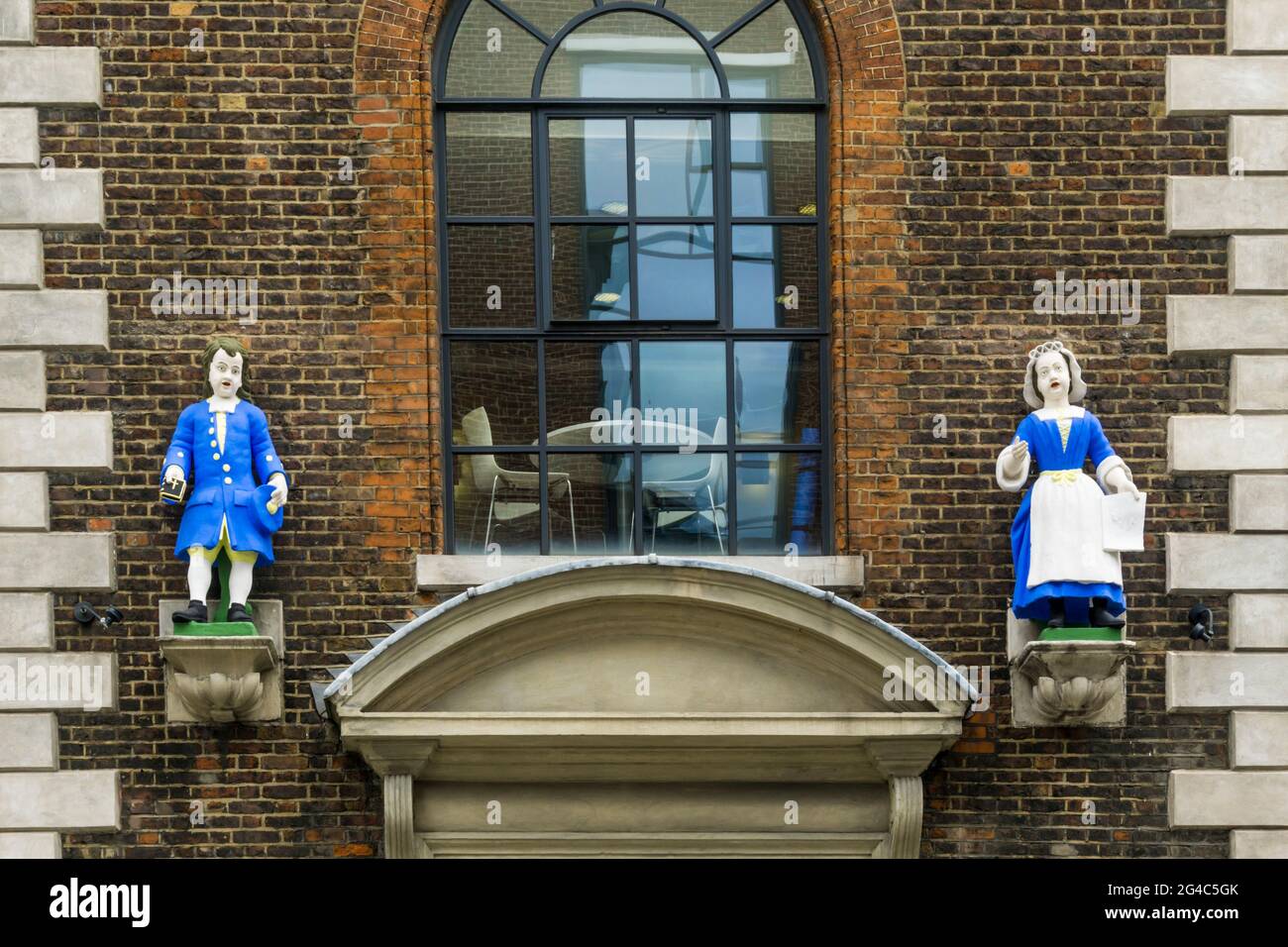 Statuen von Schulkindern vor dem Eingang zur alten St Andrews Parochial Charity School in Hatton Garden, London. Stockfoto