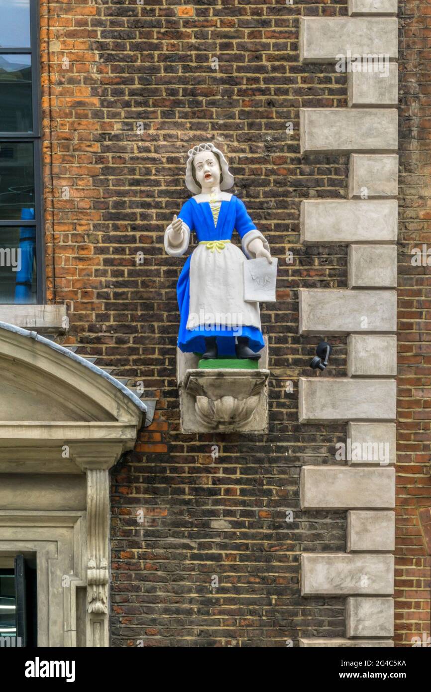 Statue eines Schulmädchen vor dem Eingang der alten Wohltätigkeitsschule in Hatton Garden, London. Stockfoto