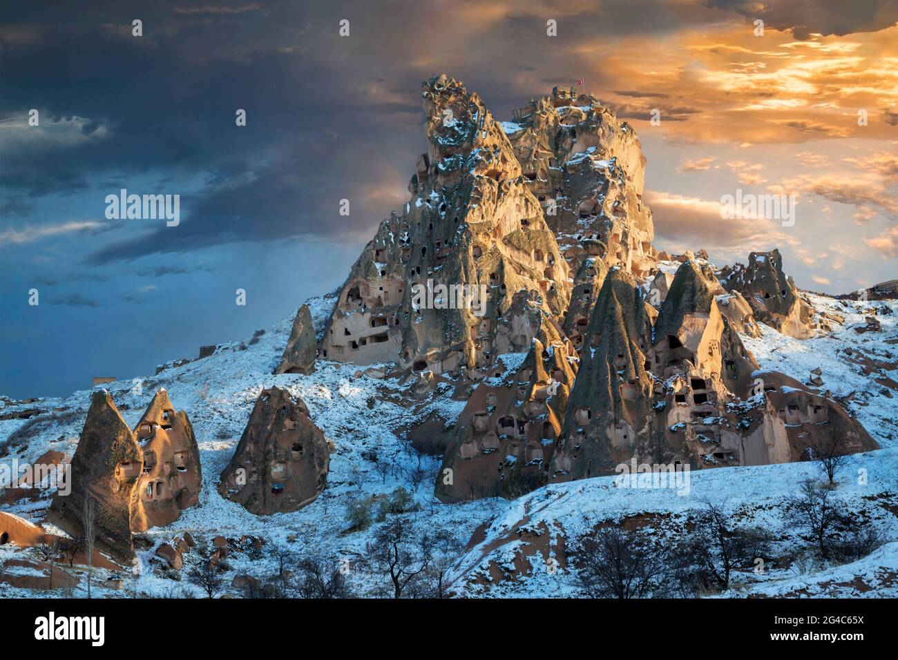Vulkanische Felsformationen bei Uchisar unter Schnee, Kappadokien, Türkei Stockfoto