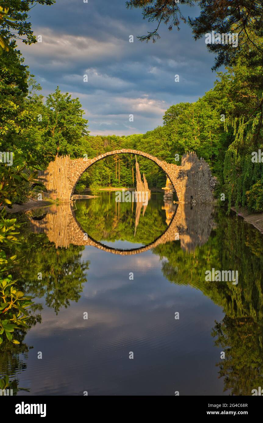 Rakotzbrücke im Rhododendronpark Kromlau in Sachsen. Mystische Teufelsbrücke mit Wasserreflektionen. Stockfoto