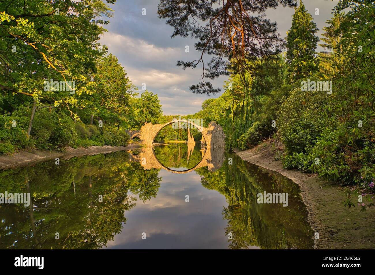 Rakotzbrücke im Rhododendronpark Kromlau in Sachsen. Mystische Teufelsbrücke mit Wasserreflektionen. Stockfoto