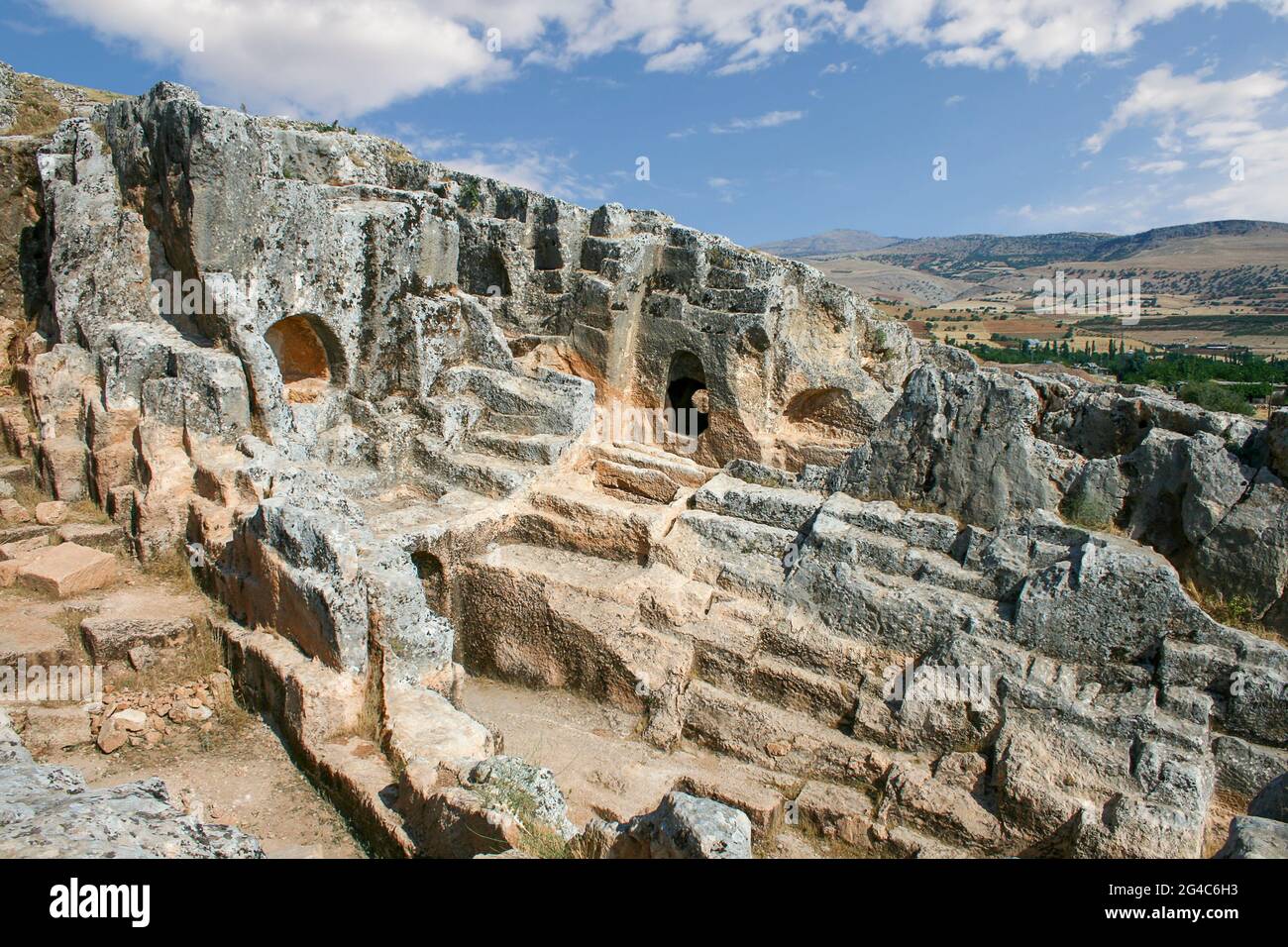 Höhlengräber und Behausungen in den Ruinen der antiken Stätte Perre in Adiyaman, Türkei Stockfoto