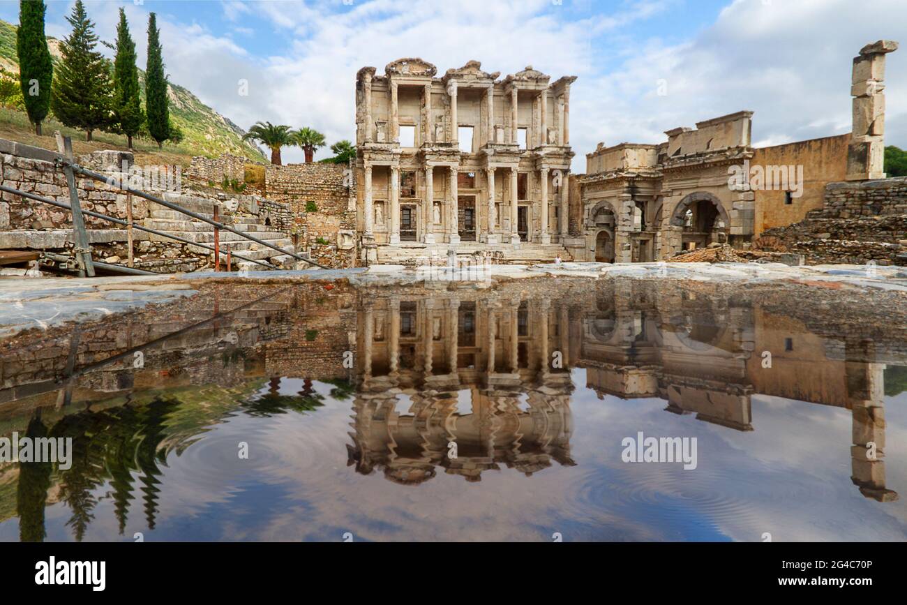 Reflexionen in der Pfütze der Celsus-Bibliothek in den römischen Ruinen von Ephesus in der Türkei Stockfoto