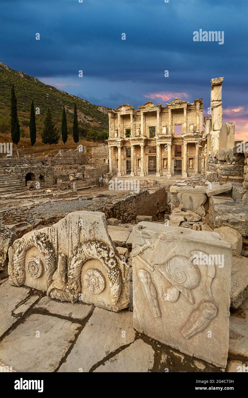 Celsus Bibliothek in den römischen Ruinen von Ephesus in der Türkei Stockfoto