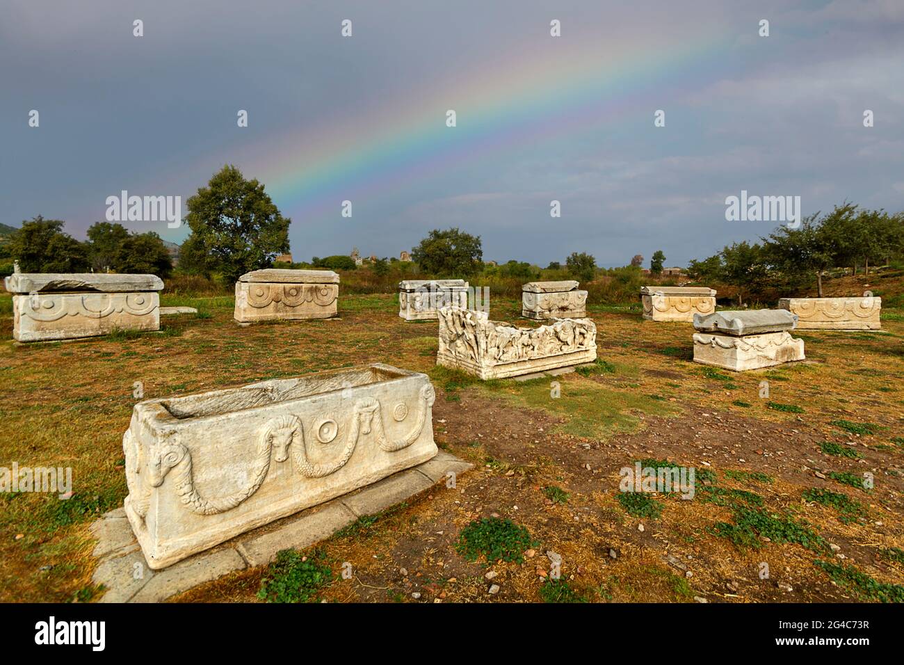 Marmor-Sarkophage in der Nekropole von Ephesus. Stockfoto