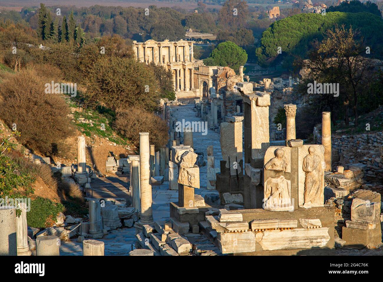 Celsus Bibliothek mit römischen Skulpturen im Vordergrund, in den Ruinen von Ephesus in der Türkei Stockfoto