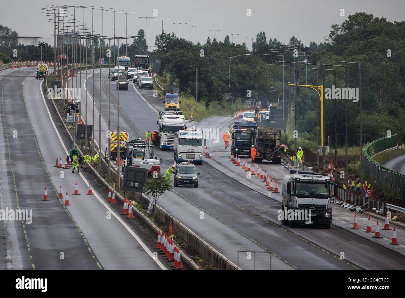 Langley, Großbritannien. Juni 2021. Die Arbeiten von Highways England zur Umwandlung der M4 in eine intelligente Autobahn sind während einer Wochenendsperrung zwischen den Kreuzungen 5 und 6 abgebildet. Alle spurverlaufenden Autobahnen, einschließlich solcher wie der M4, die derzeit im Bau sind, benötigen Radartechnologie, um gestoppte Autos zu erkennen. Kredit: Mark Kerrison/Alamy Live Nachrichten Stockfoto