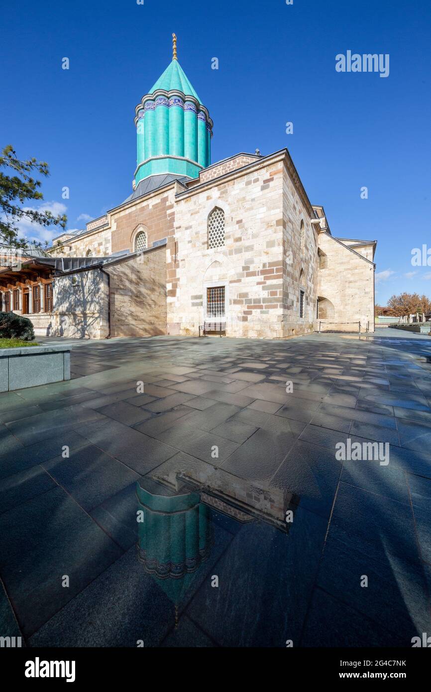 Mausoleum von Mevlana in Konya und seine Reflexion, Türkei Stockfoto