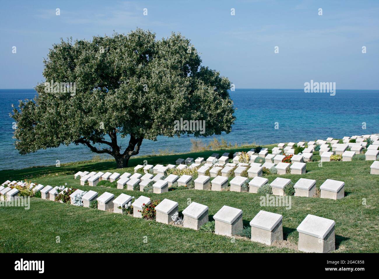 Der Strandfriedhof in der Bucht von Anzac enthält die Überreste alliierter Truppen, die während der Schlacht von Gallipoli in der Türkei ums Leben kamen Stockfoto
