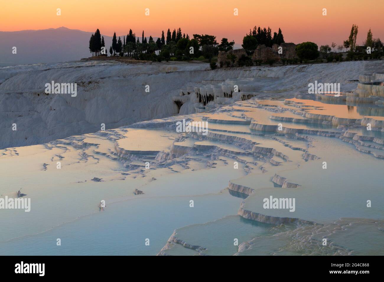 Natürliche Travertinbecken und Terrassen von Pamukkale, Türkei. Stockfoto