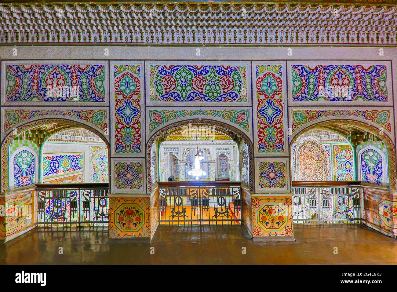 Das Innere einer historischen Synagoge in der alten Residenz eines lokalen jüdischen Mannes, in Samarkand, Usbekistan. Stockfoto