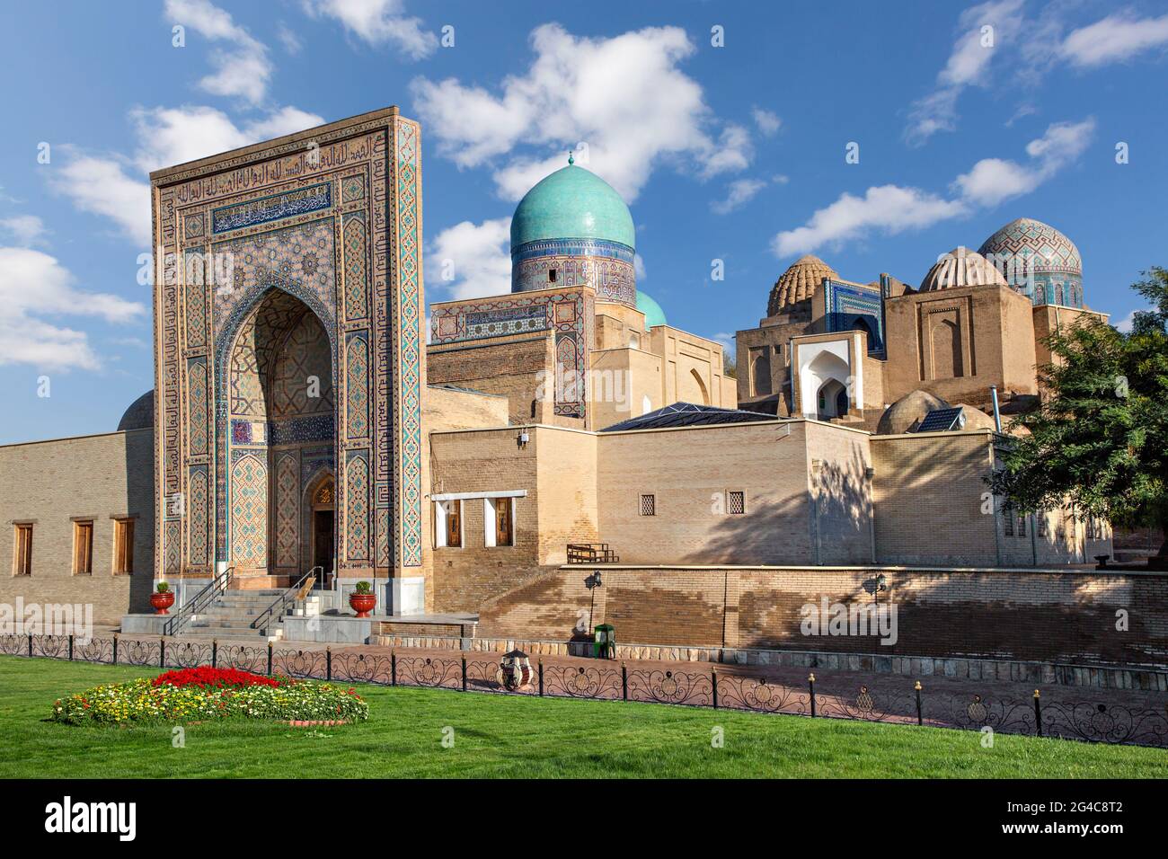 Blick auf die Mausoleen und Kuppeln des historischen Friedhofs von Shahi Zinda, Samarkand, Usbekistan. Stockfoto