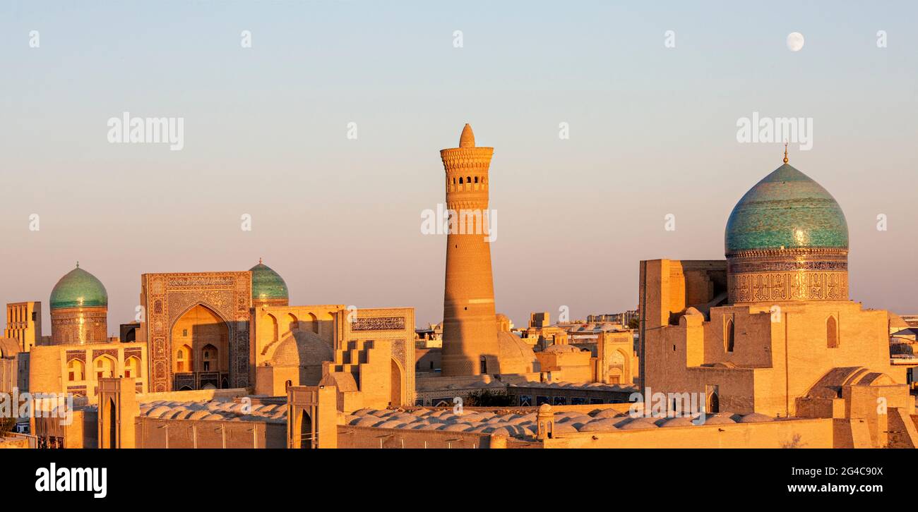 Poi Kalon Moschee und Minarett im Sonnenuntergang, in Buchara, Usbekistan. Stockfoto