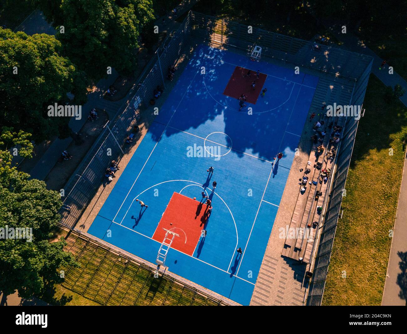 Blick von oben auf den Street Basketball-Platz, auf dem draußen Spiele gespielt werden Stockfoto