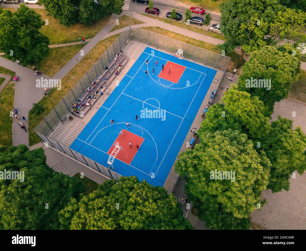 Blick von oben auf den Street Basketball-Platz, auf dem draußen Spiele gespielt werden Stockfoto