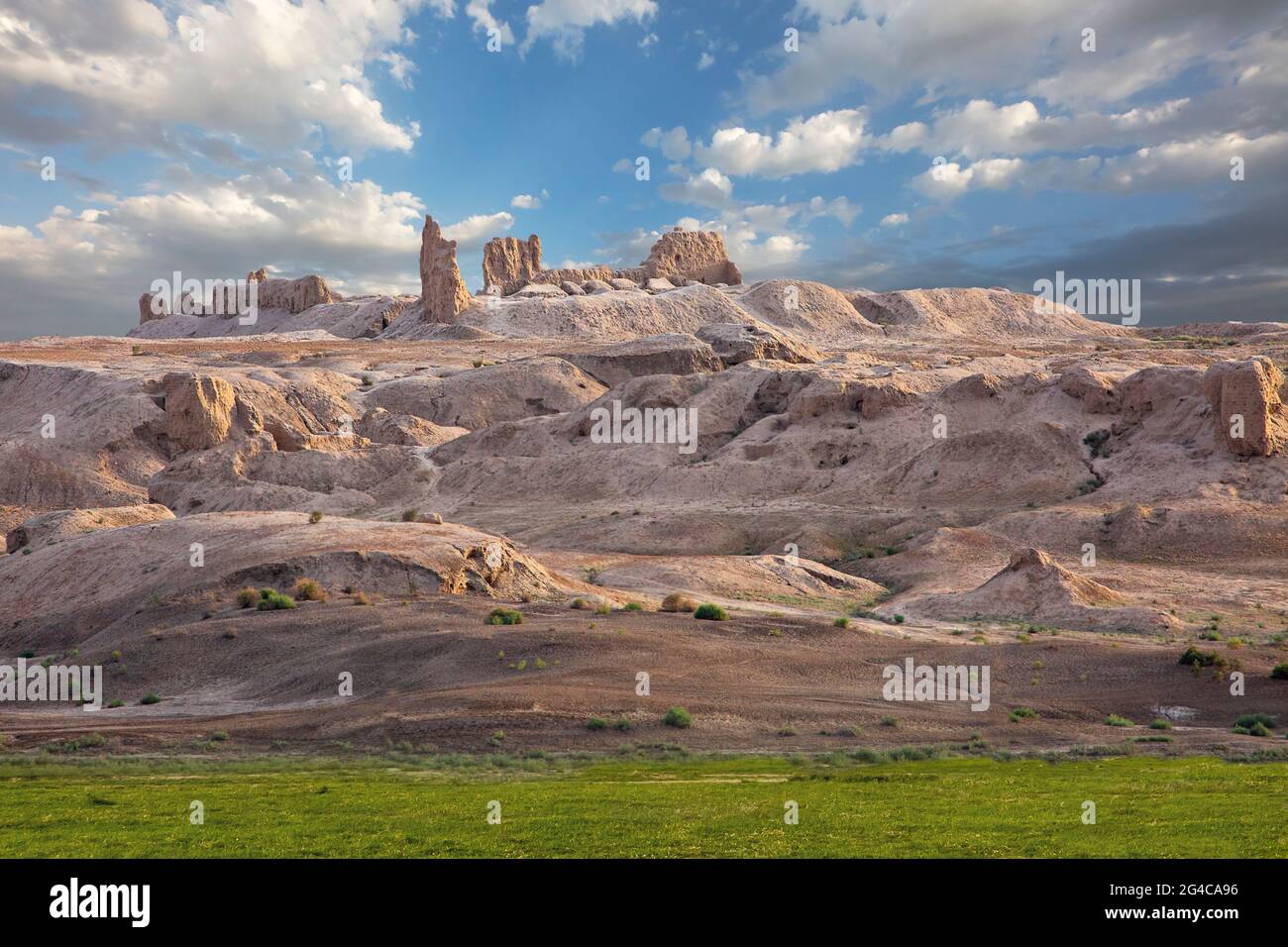 Blick über die Ruinen der zoroastrischen Siedlungen, bekannt als Gyaur Kala in Nukus, Usbekistan Stockfoto