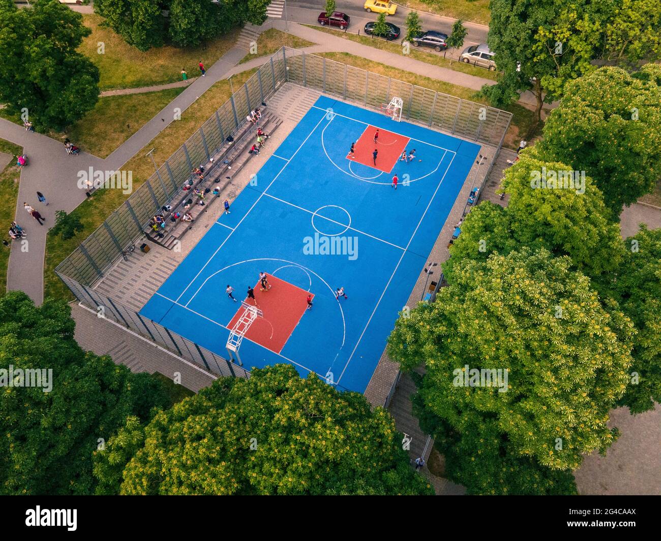 Blick von oben auf den Street Basketball-Platz, auf dem draußen Spiele gespielt werden Stockfoto