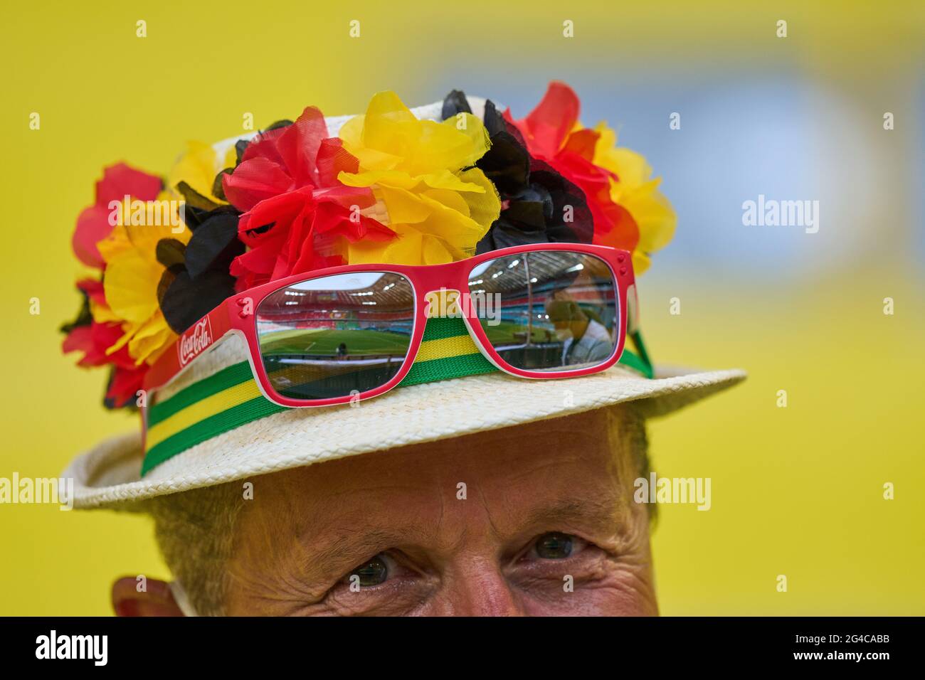 München, Deutschland. Juni 2021. Deutsche und portugiesische Fans in der Allianz Arena Tribüne im Gruppe-F-Spiel PORTUGAL - DEUTSCHLAND 2-4 bei der Fußball-UEFA-Europameisterschaft 2020 in der Saison 2020/2021 am 19. Juni 2021 in München, Deutschland. © Peter Schatz / Alamy Live News Stockfoto