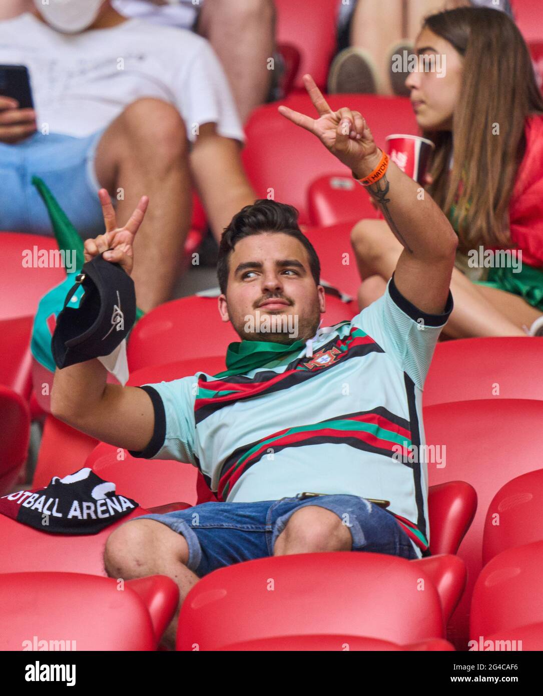 München, Deutschland. Juni 2021. Deutsche und portugiesische Fans in der Allianz Arena Tribüne im Gruppe-F-Spiel PORTUGAL - DEUTSCHLAND 2-4 bei der Fußball-UEFA-Europameisterschaft 2020 in der Saison 2020/2021 am 19. Juni 2021 in München, Deutschland. © Peter Schatz / Alamy Live News Stockfoto