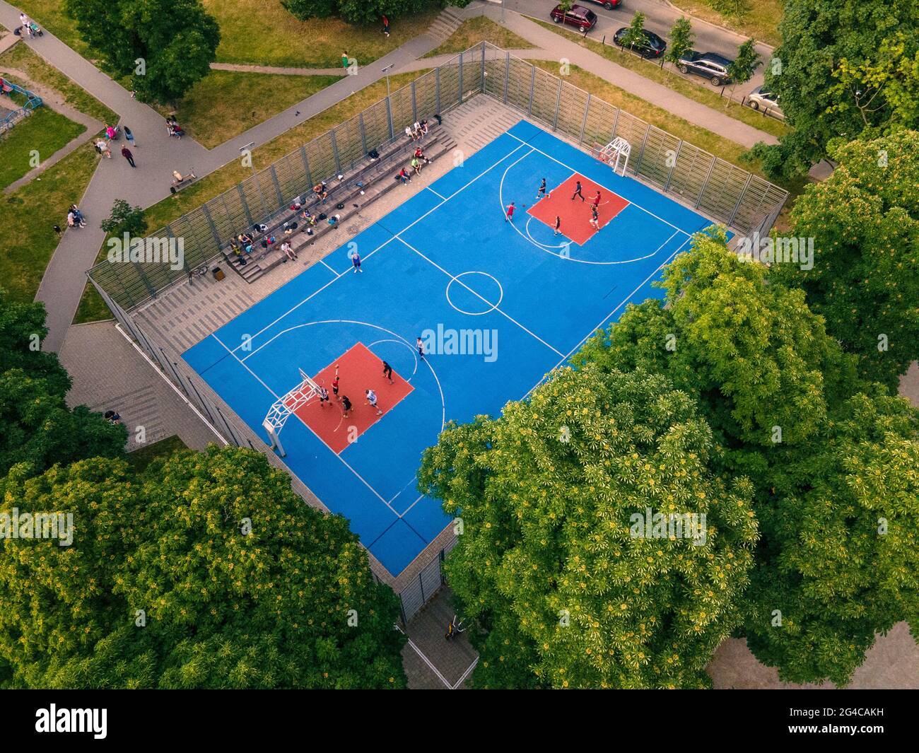 Blick von oben auf den Street Basketball-Platz, auf dem draußen Spiele gespielt werden Stockfoto