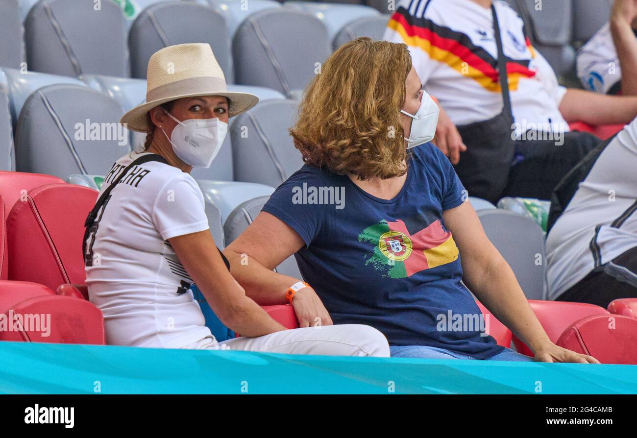 München, Deutschland. Juni 2021. Deutsche und portugiesische Fans in der Allianz Arena Tribüne im Gruppe-F-Spiel PORTUGAL - DEUTSCHLAND 2-4 bei der Fußball-UEFA-Europameisterschaft 2020 in der Saison 2020/2021 am 19. Juni 2021 in München, Deutschland. © Peter Schatz / Alamy Live News Stockfoto